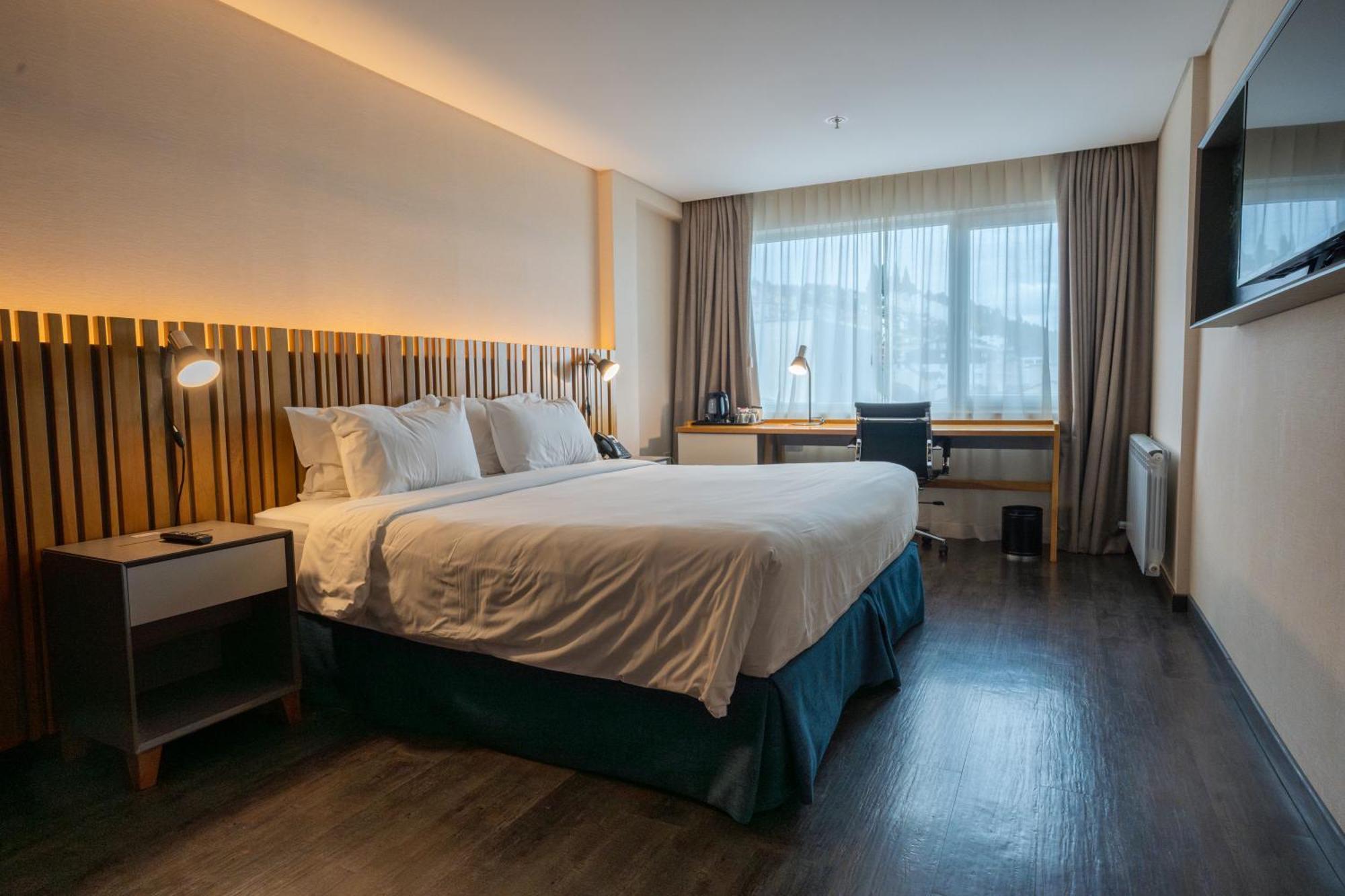Habitación con cama extragrande y vistas a la ciudad