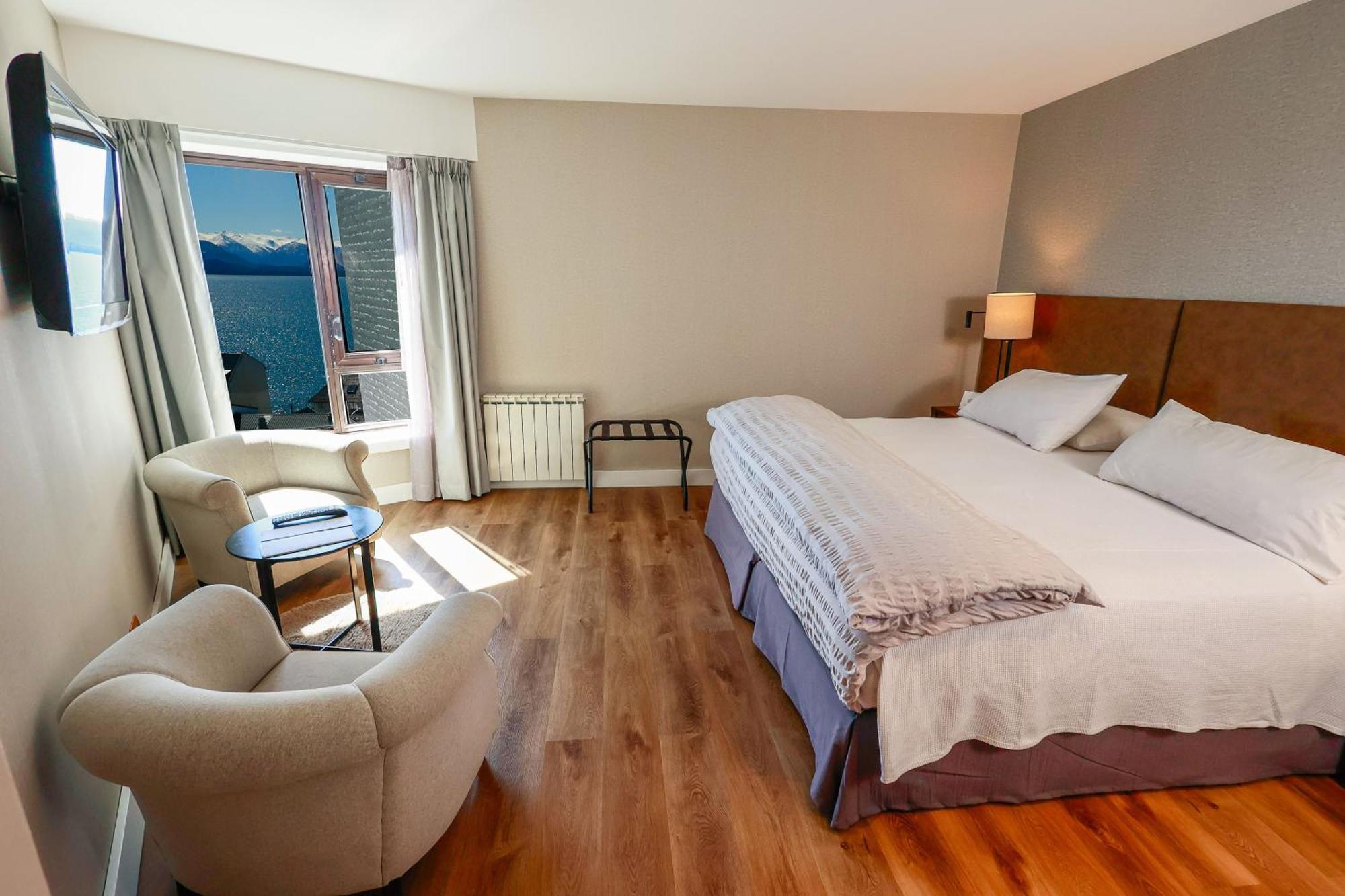 Habitación Superior con 1 cama extragrande y vistas parciales al lago