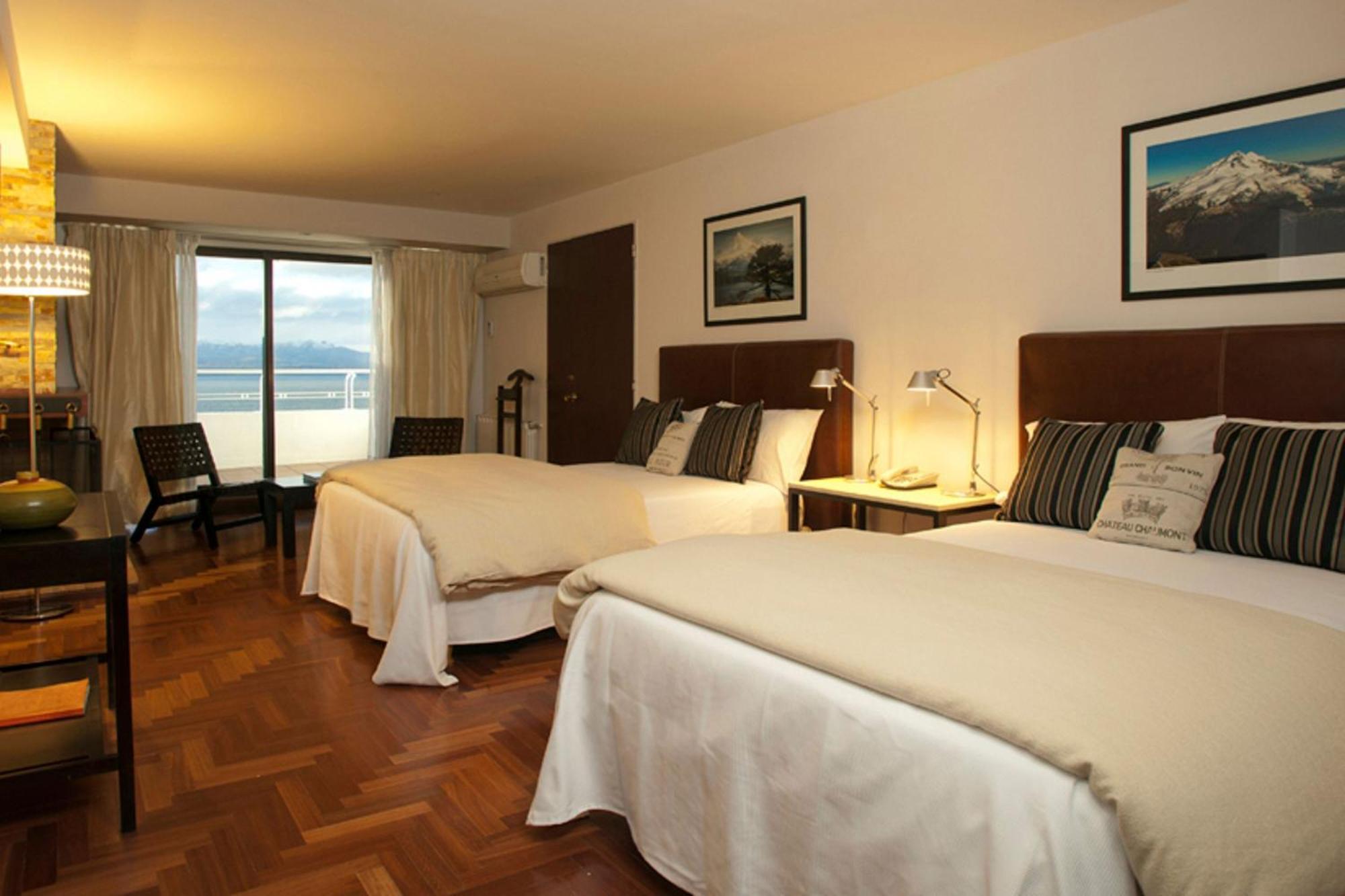 Habitación Familiar Deluxe con 2 camas dobles y vistas al lago